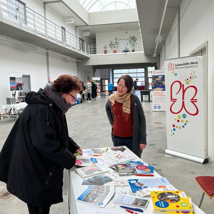 Zwei Damen schauen sich die Ausstellung beim Gewerbegebietsfest in Legefeld an.