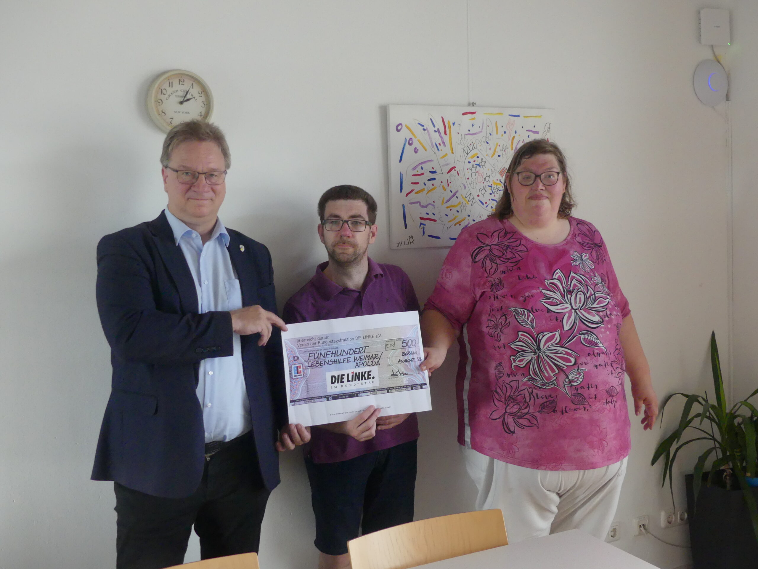 Herr Lenk, Herr Petsch und Frau Winter halten den übergroßen Spendenscheck über 500 Euro von der Bundestagsfraktion Die Linke