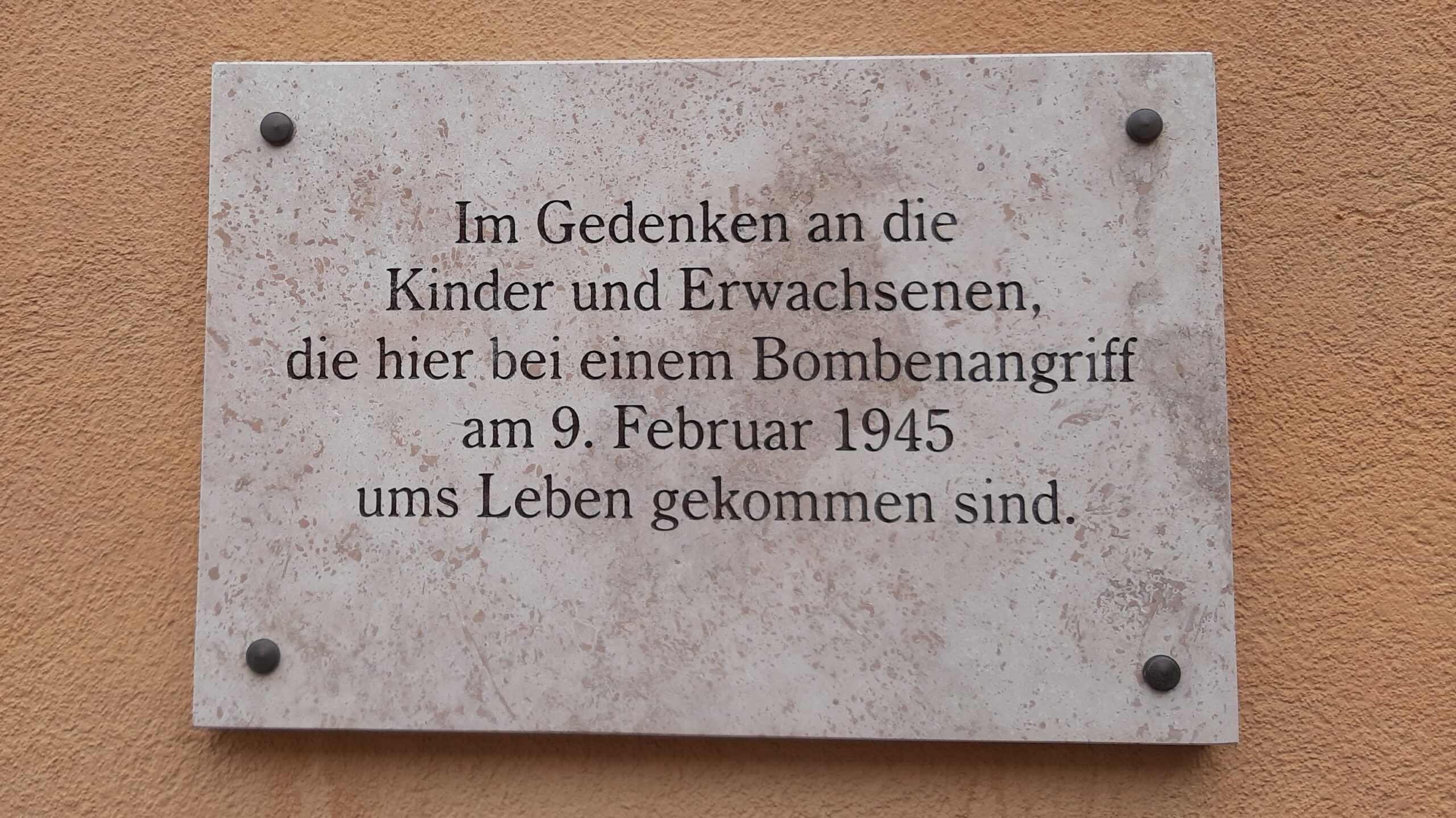 Im Gedenken an die Opfer des Bombenangriffs vom 9. Februar 1945