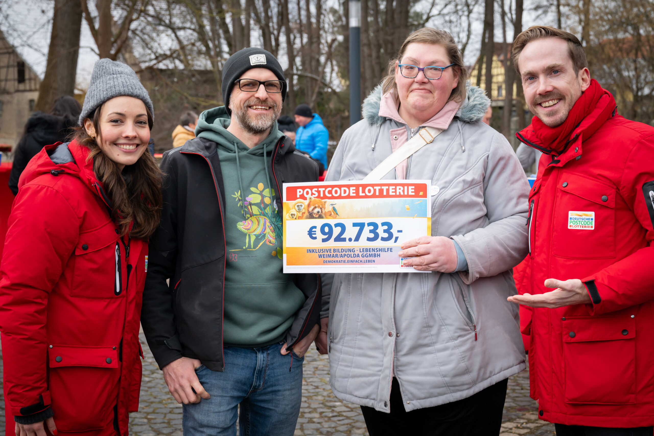 Stolz wird der Scheck präsentiert