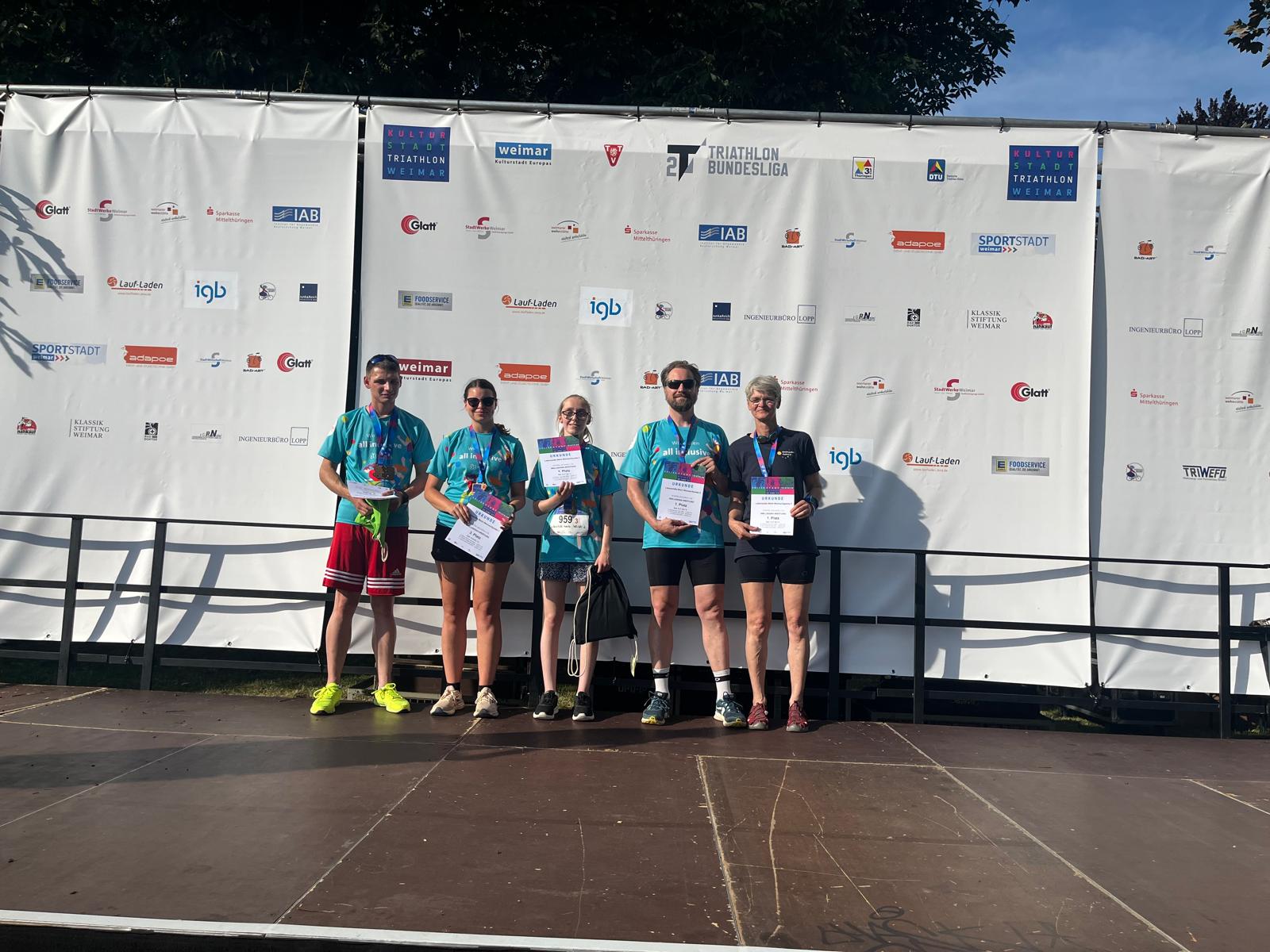 Unser inklusive Staffel stolz mit den Urkunden