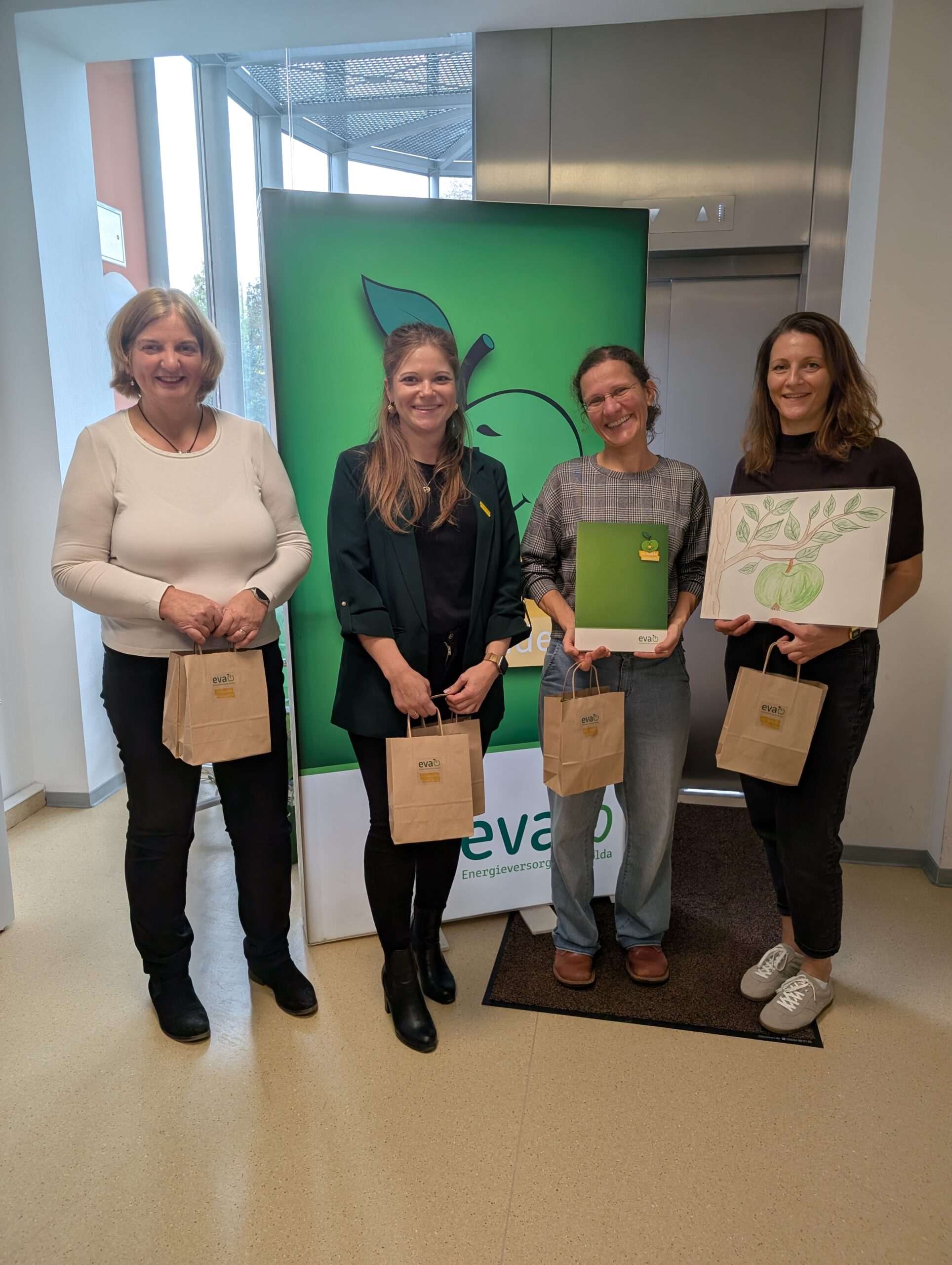 Vertragsunterzeichnung mit Frau Vollrath (Kaufmännische Leiterin) und Frau Heinemann ( Vertrieb/Handel) von der EVA und Kristin Tolk (Geschäftsbereichsleitung Familie und Bildung ) und Anja Jacob (Leitung Kindergarten Ernst Thälmann)